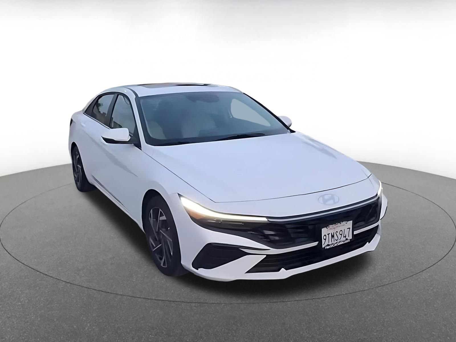 Used 2025 Hyundai Elantra Limited image 3