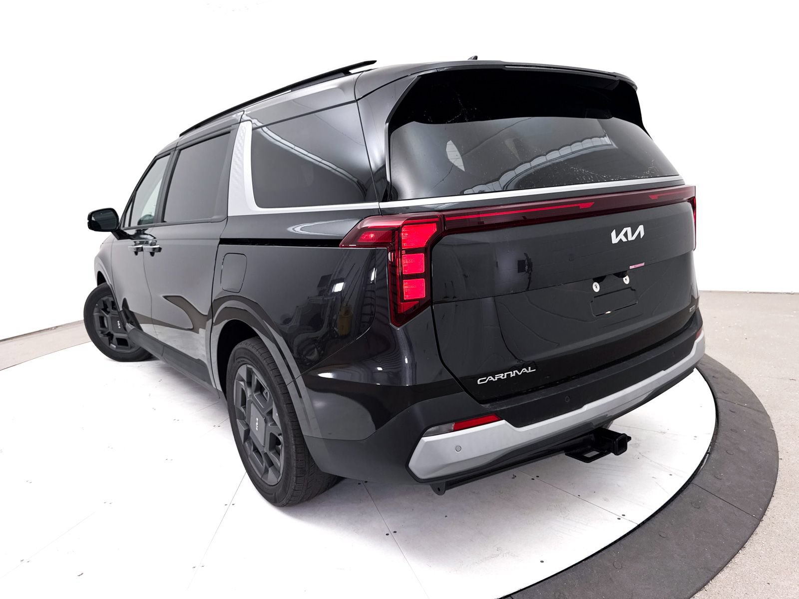 Used 2025 Kia Carnival EX FWD image 7