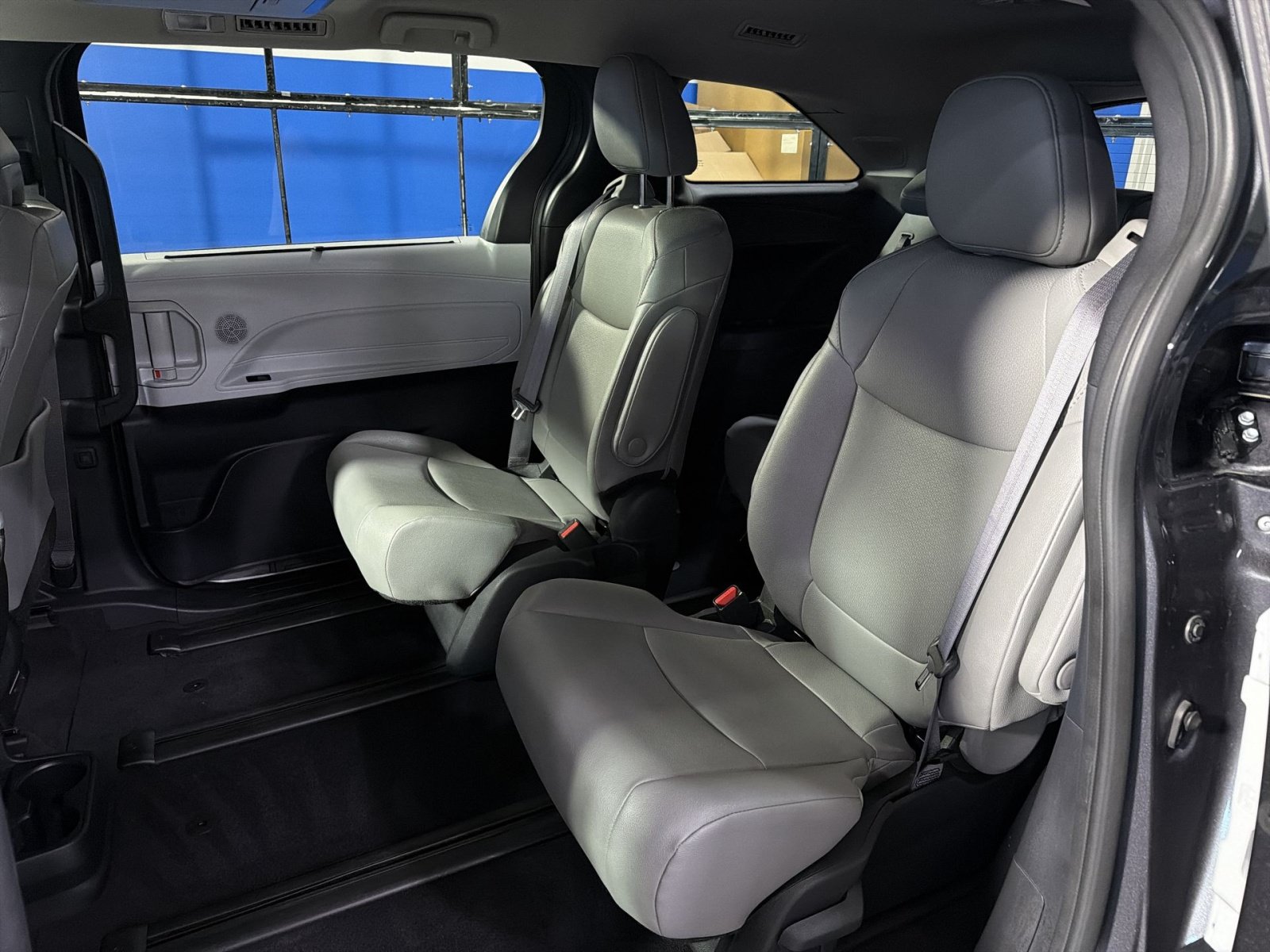 Used 2025 Toyota Sienna XLE w/ XLE Plus Package FWD image 23