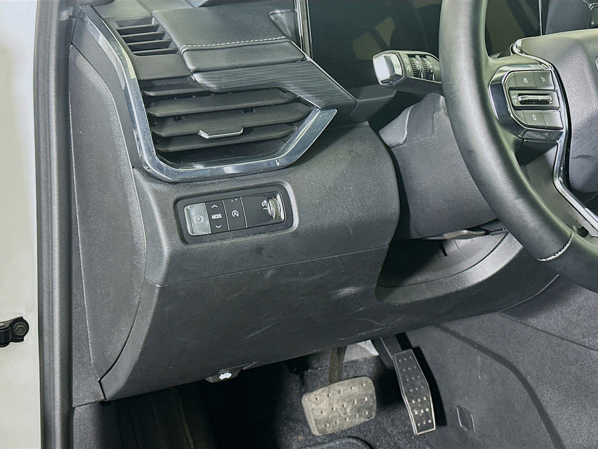 Used 2025 GMC Acadia Elevation image 17