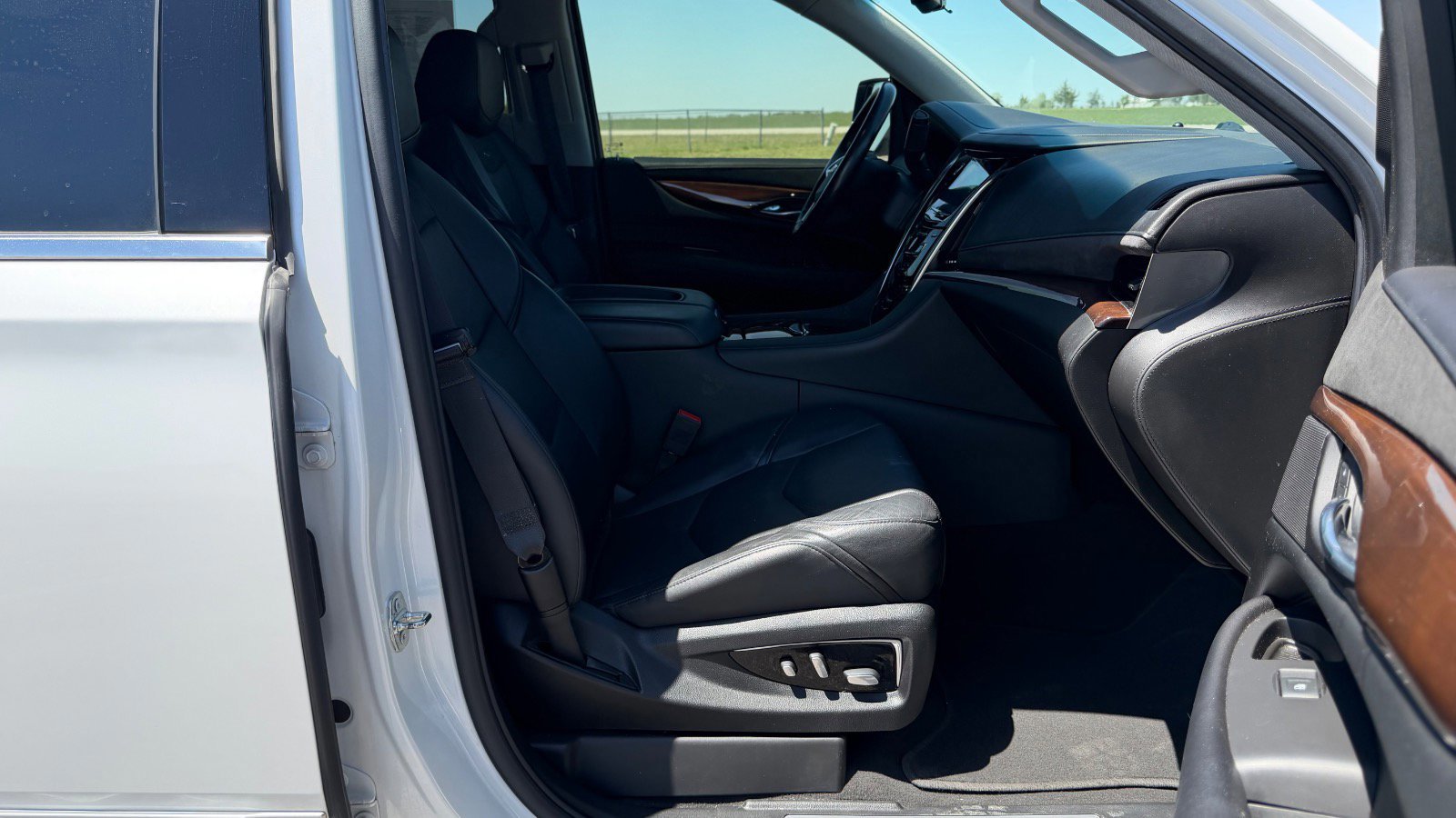Used 2019 Cadillac Escalade ESV Luxury AWD/4WD image 27