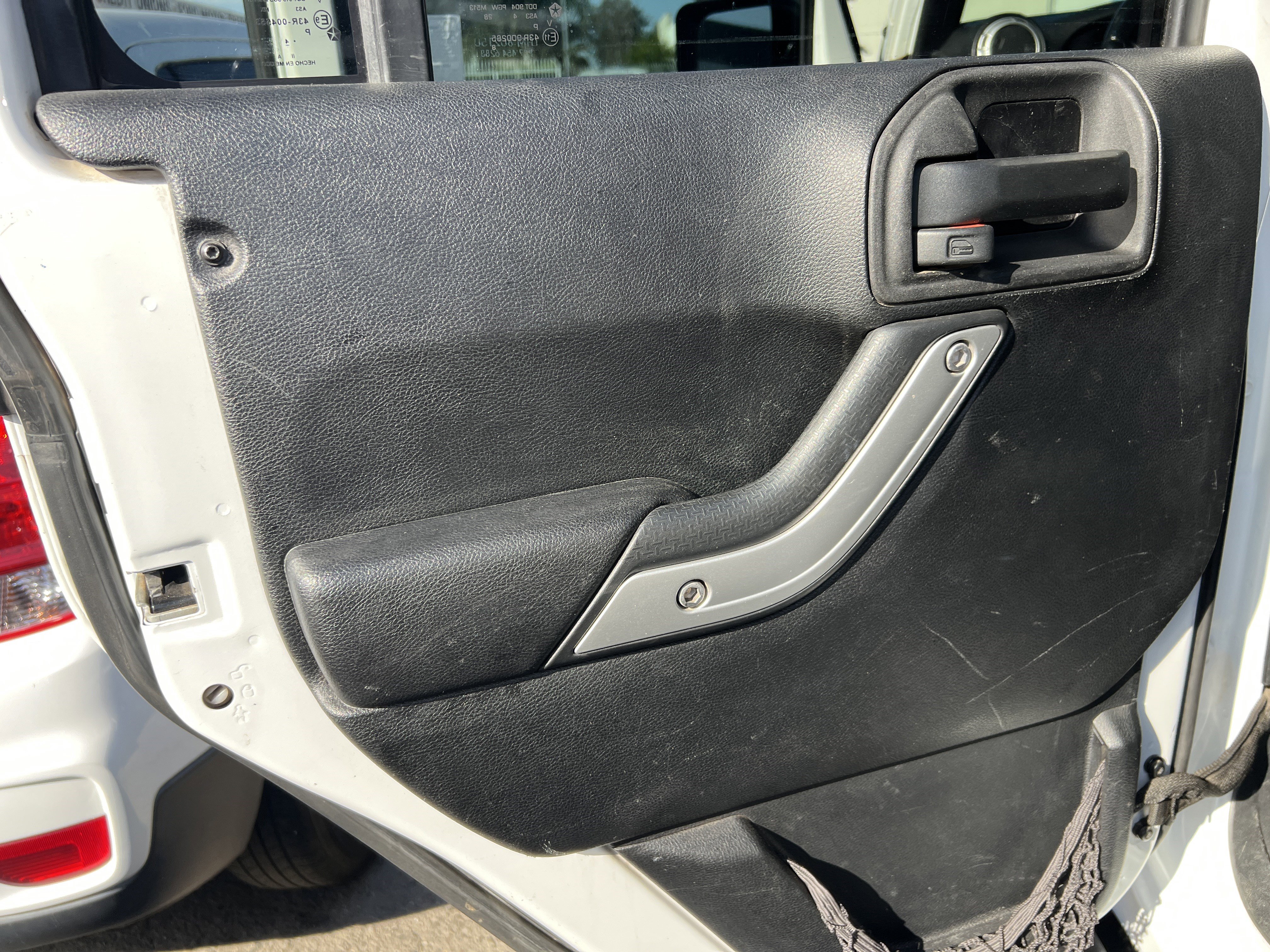 Used 2015 Jeep Wrangler Unlimited Rubicon w/ Connectivity Group AWD/4WD image 15