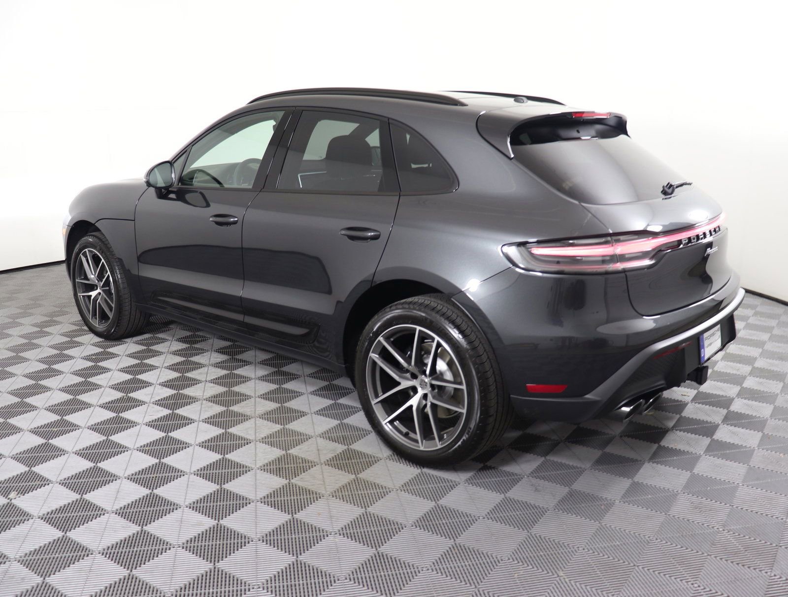 Certified 2025 Porsche Macan AWD/4WD image 3