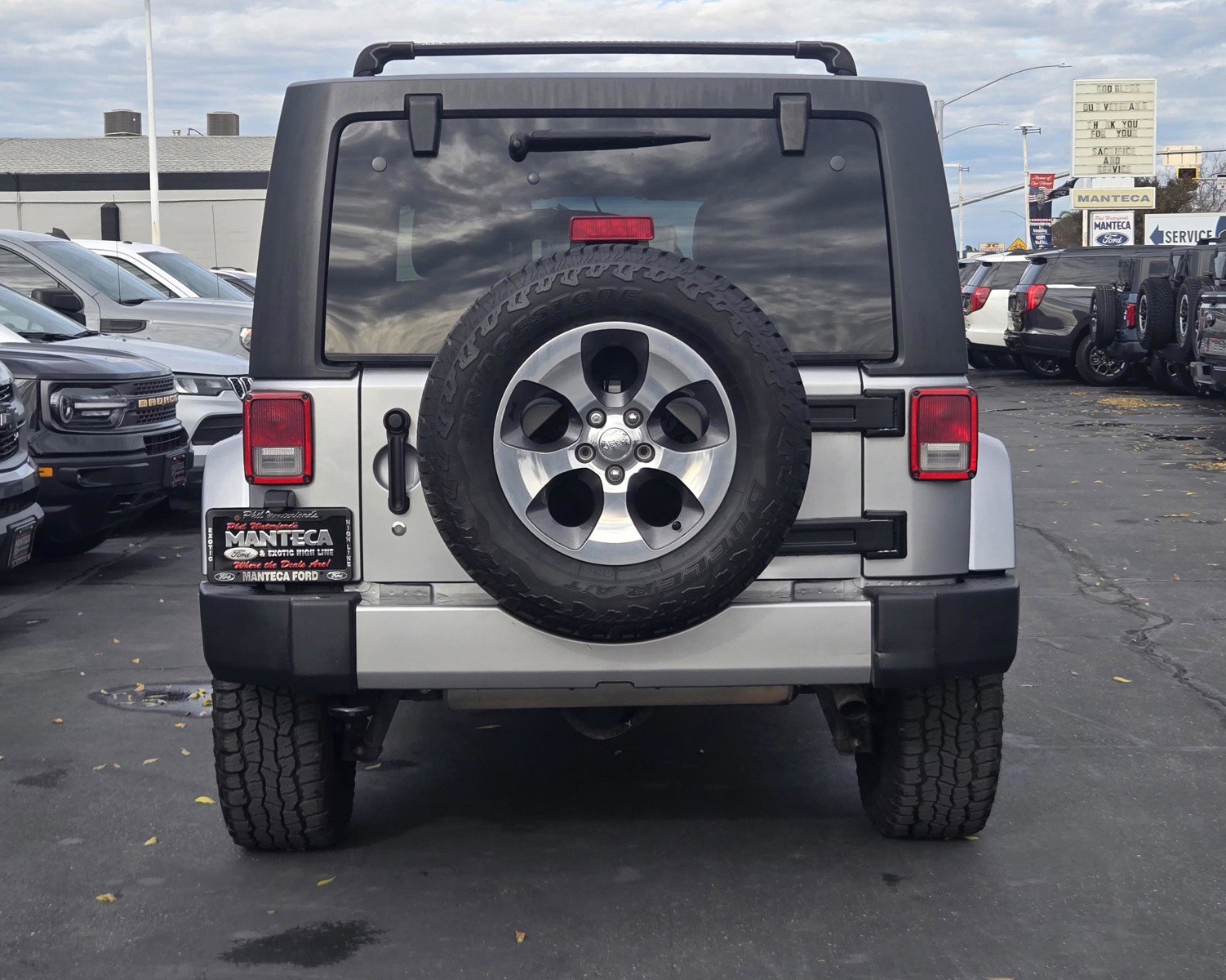 Used 2017 Jeep Wrangler Unlimited Sahara w/ Connectivity Group image 5