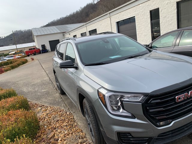 Used 2024 GMC Terrain SLE w/ Driver Convenience Package image 30