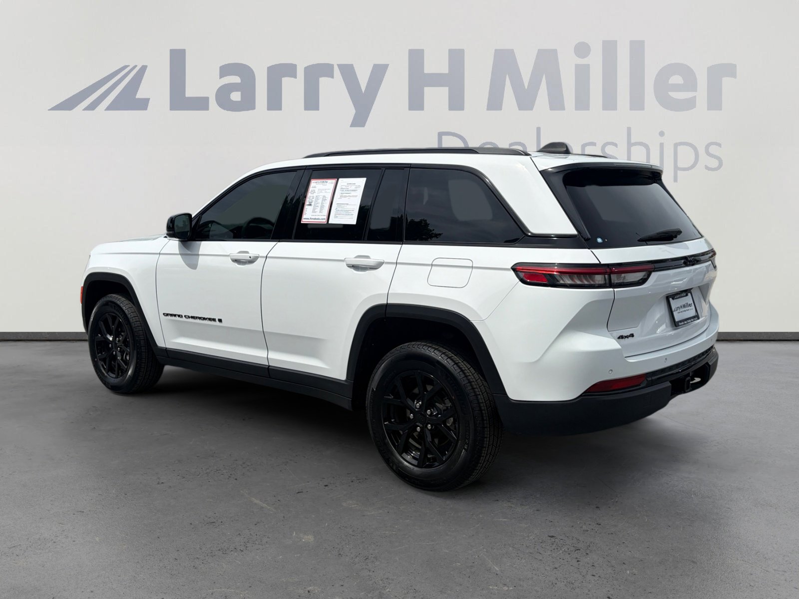 Used 2025 Jeep Grand Cherokee Altitude image 3