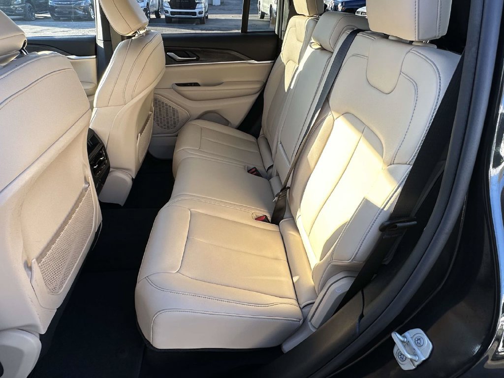 Used 2023 Jeep Grand Cherokee Limited AWD/4WD image 12
