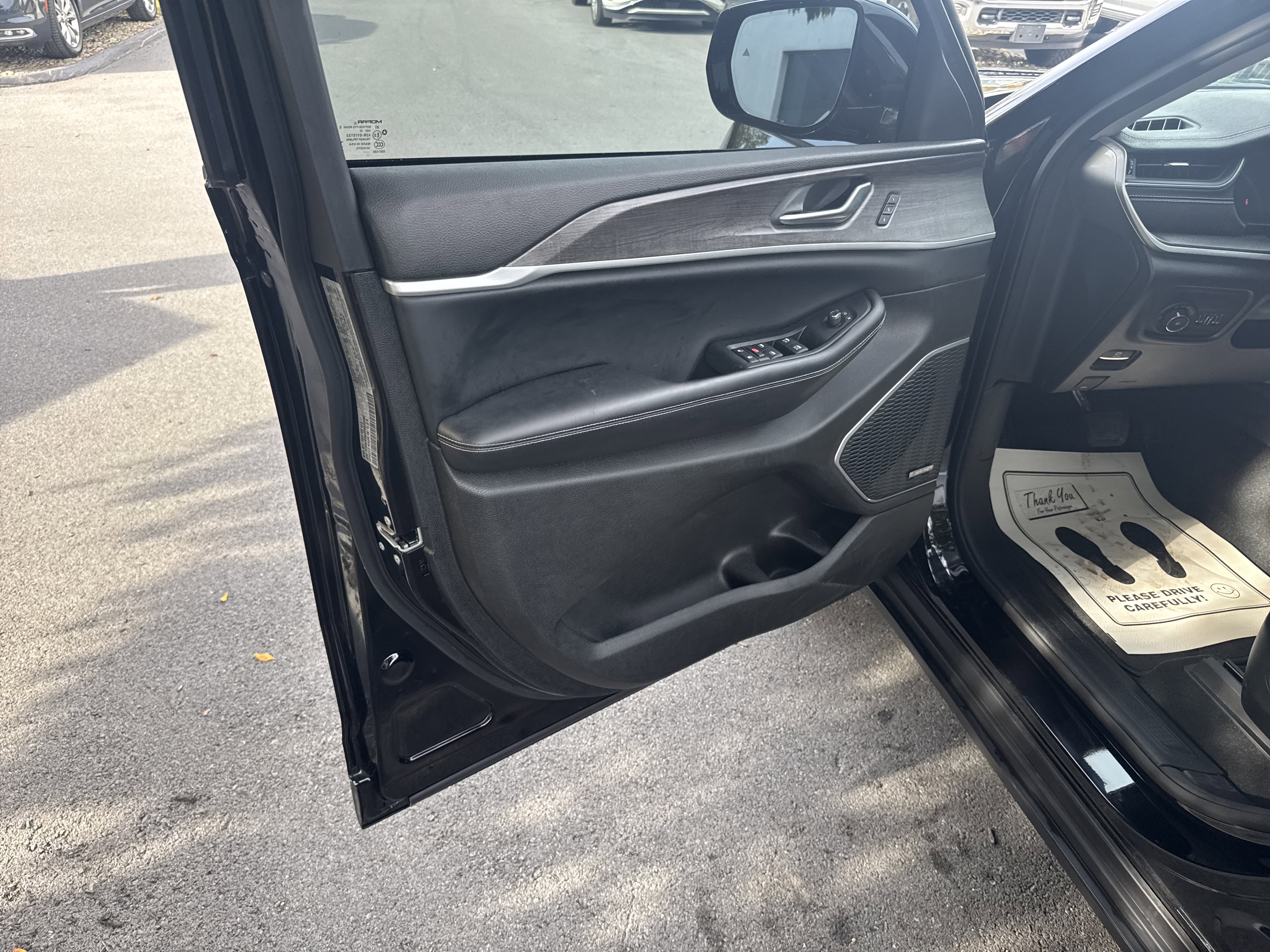 Used 2023 Jeep Grand Cherokee L Limited w/ Luxury Tech Group II image 16