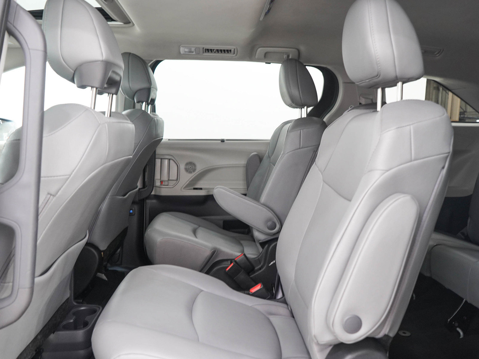 Used 2024 Toyota Sienna XLE FWD image 16