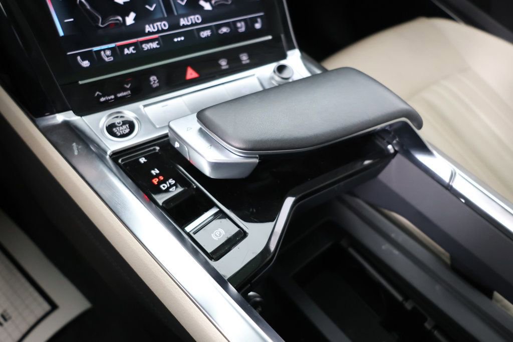 Used 2024 Audi Q8 e-tron Premium Plus w/ Premium Plus Package image 17