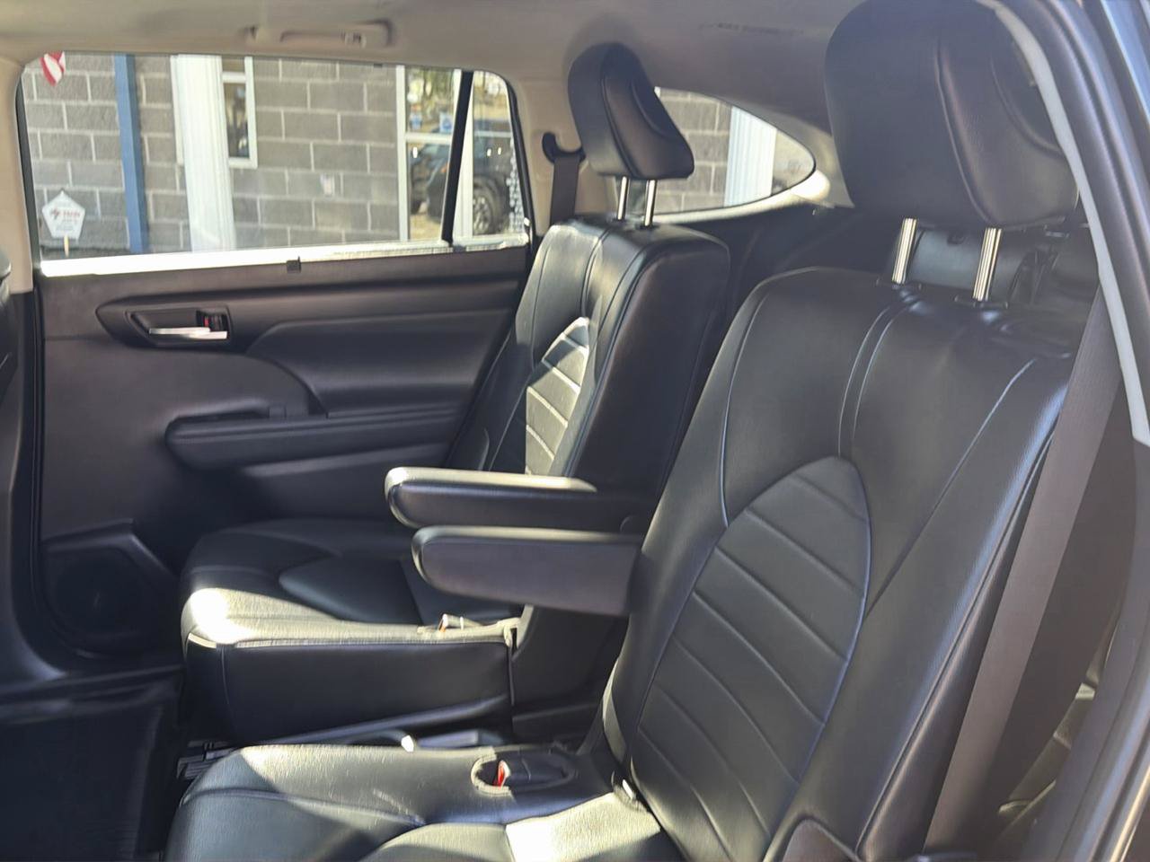 Used 2022 Toyota Highlander XLE AWD/4WD image 29