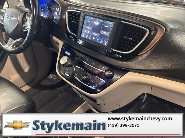 Used 2019 Chrysler Pacifica Touring-L image 17
