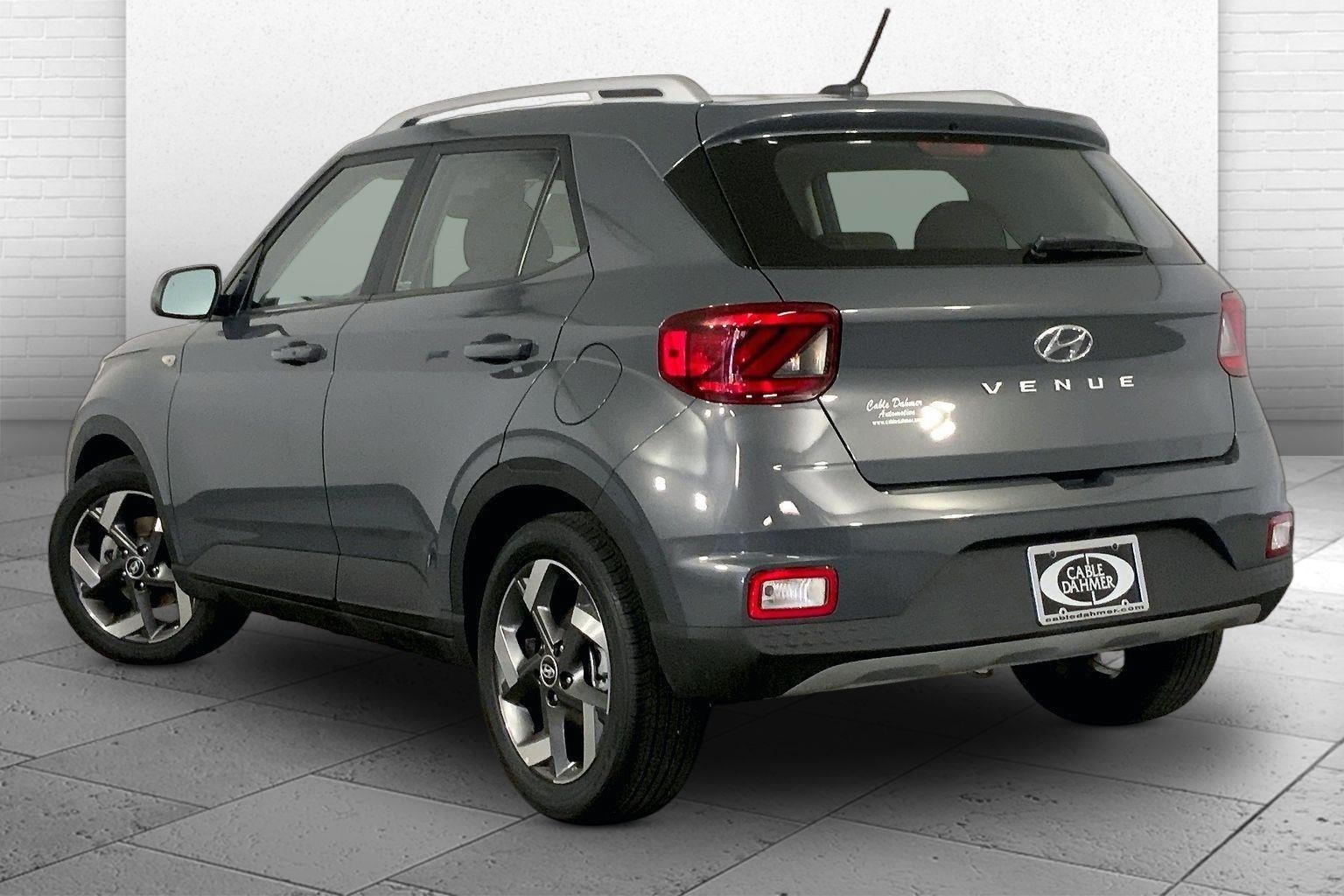 Used 2025 Hyundai Venue SEL FWD image 11