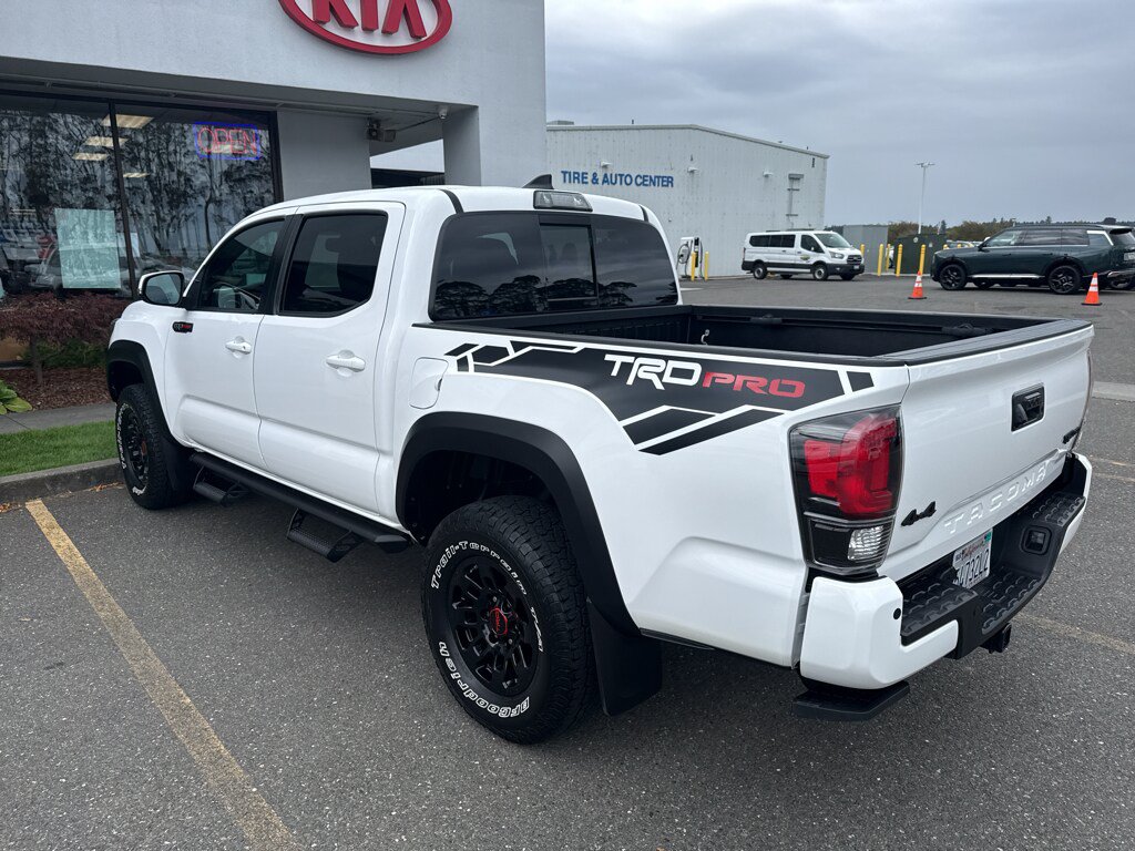 Used 2018 Toyota Tacoma TRD Pro AWD/4WD image 3