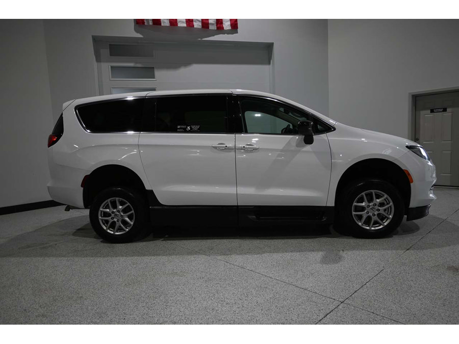 Used 2024 Chrysler Voyager LX FWD image 5