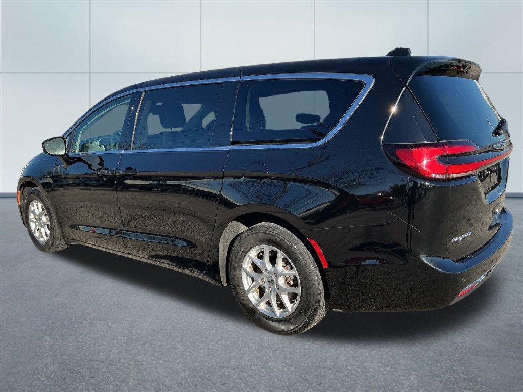 Used 2024 Chrysler Pacifica Touring-L FWD image 3