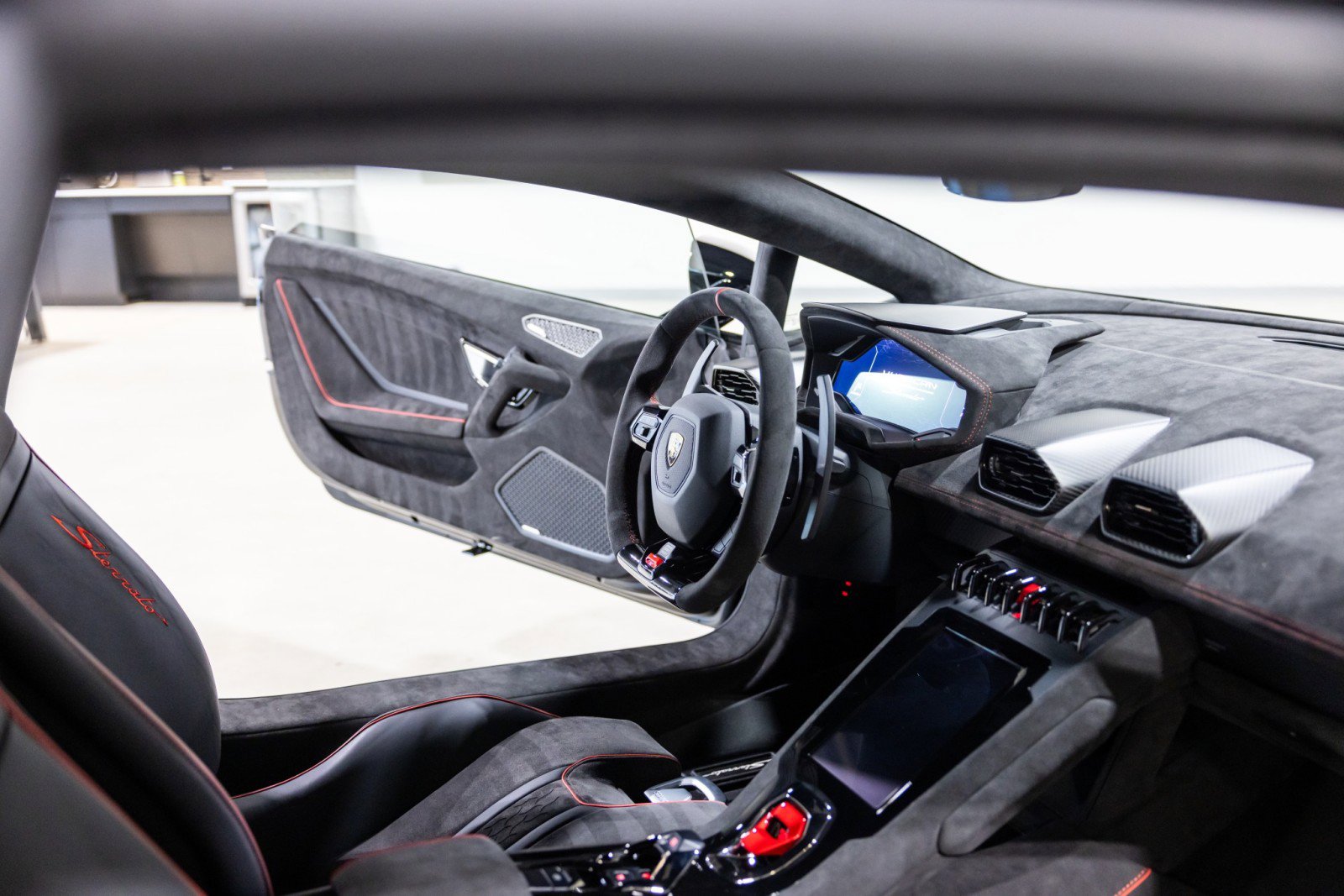 Used 2024 Lamborghini Huracan Sterrato AWD/4WD image 33