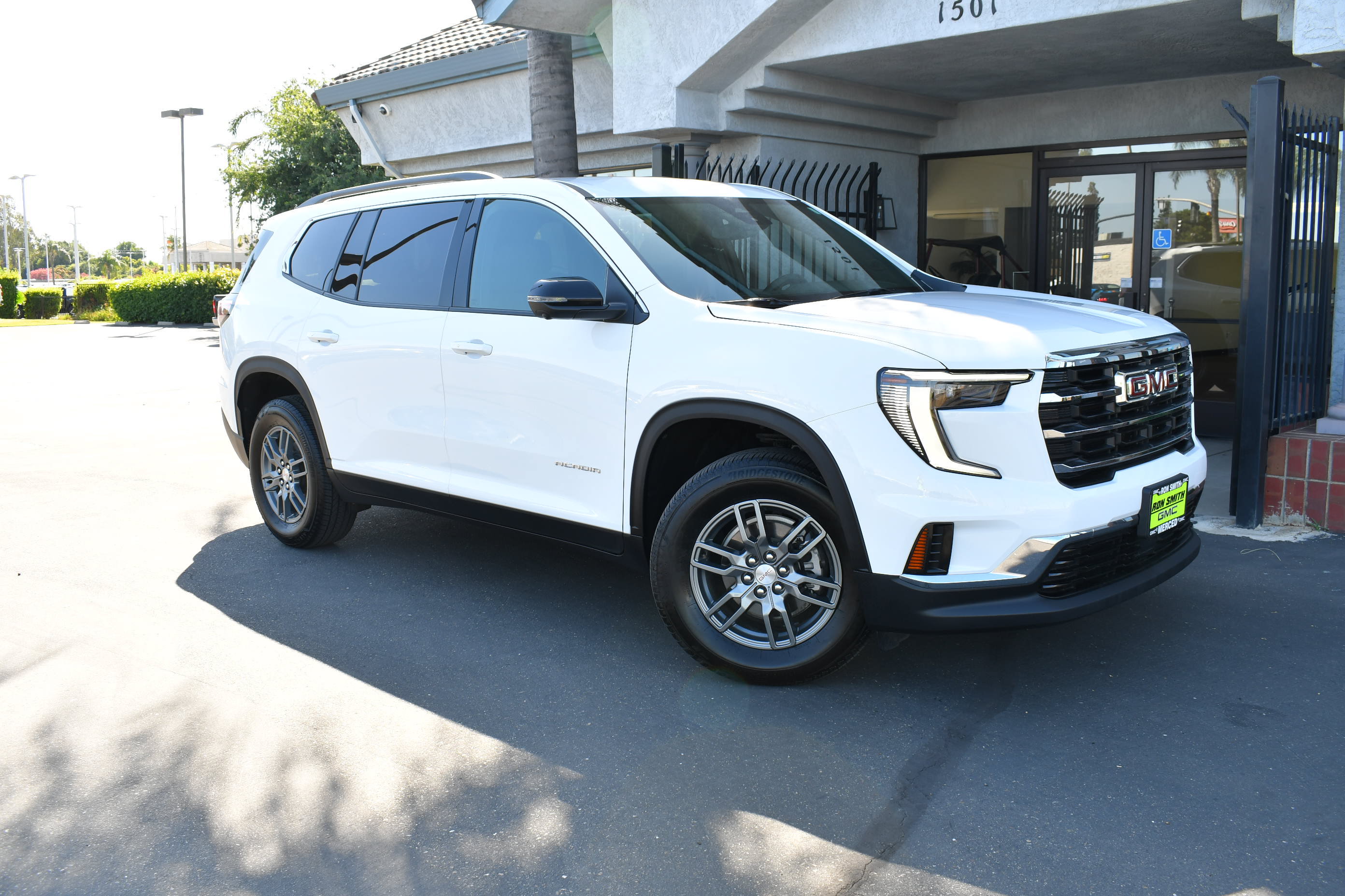 Used 2025 GMC Acadia Elevation FWD image 2