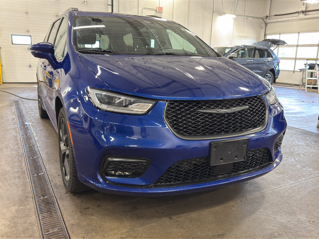 Used 2021 Chrysler Pacifica Touring-L w/ Uconnect Theater Family Group AWD/4WD image 3
