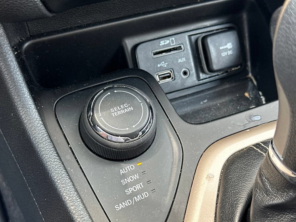 Used 2016 Jeep Cherokee Latitude w/ Cold Weather Group AWD/4WD image 26