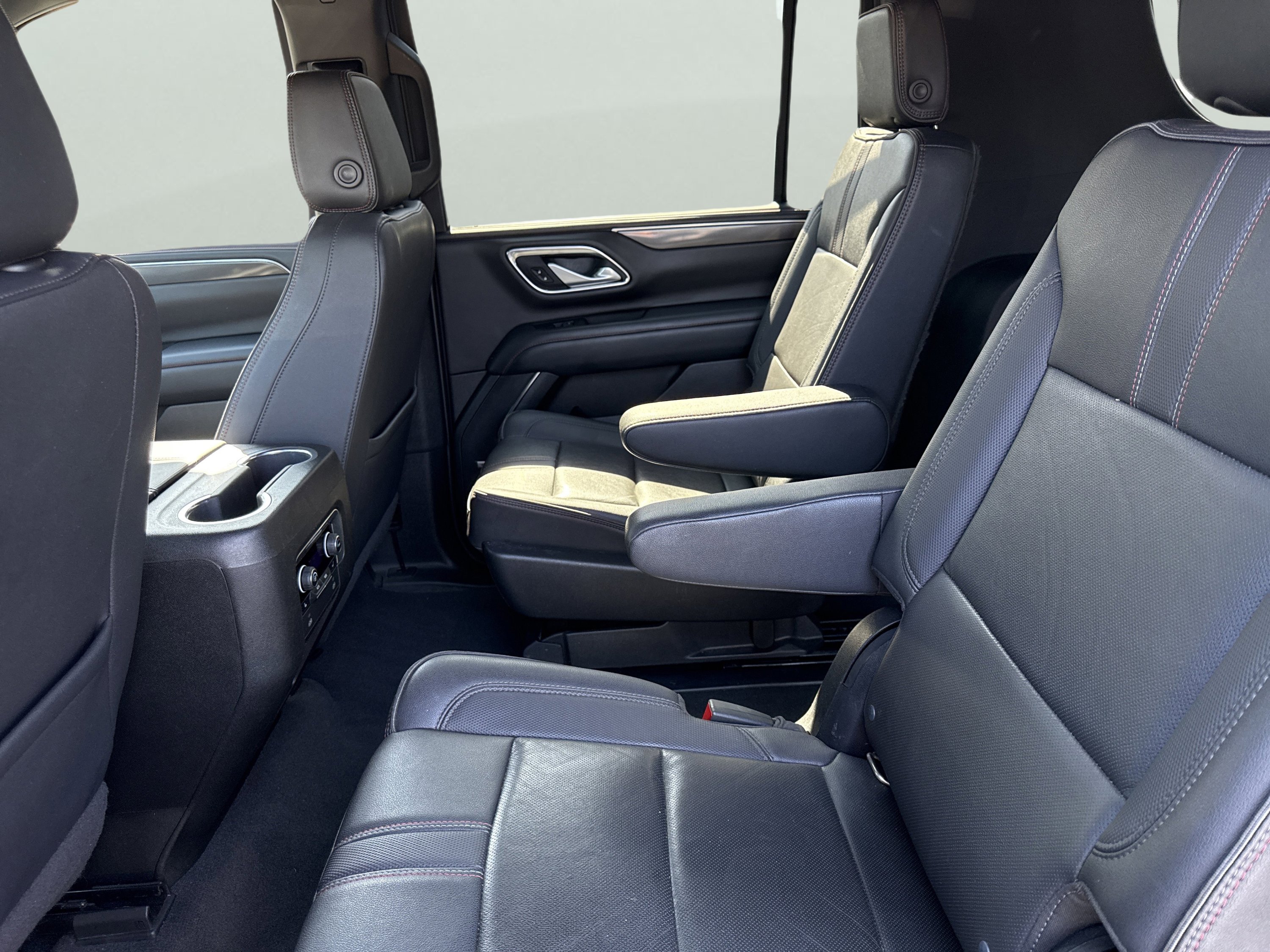 Used 2022 Chevrolet Suburban RST w/ Luxury Package image 9