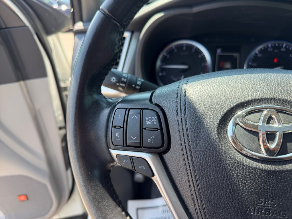 Used 2019 Toyota Highlander Limited FWD image 23