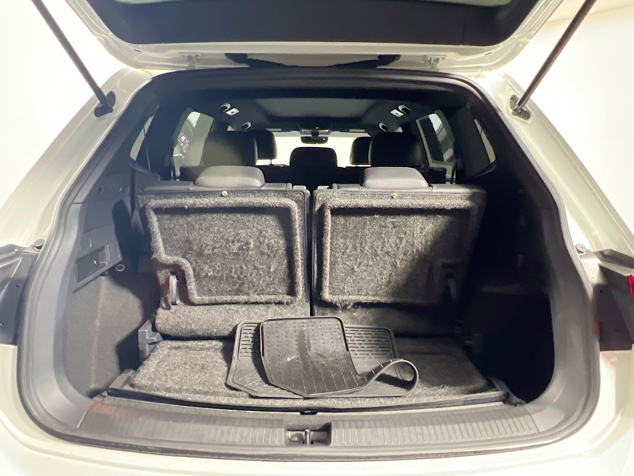 Used 2021 Volkswagen Tiguan SE R-Line image 34