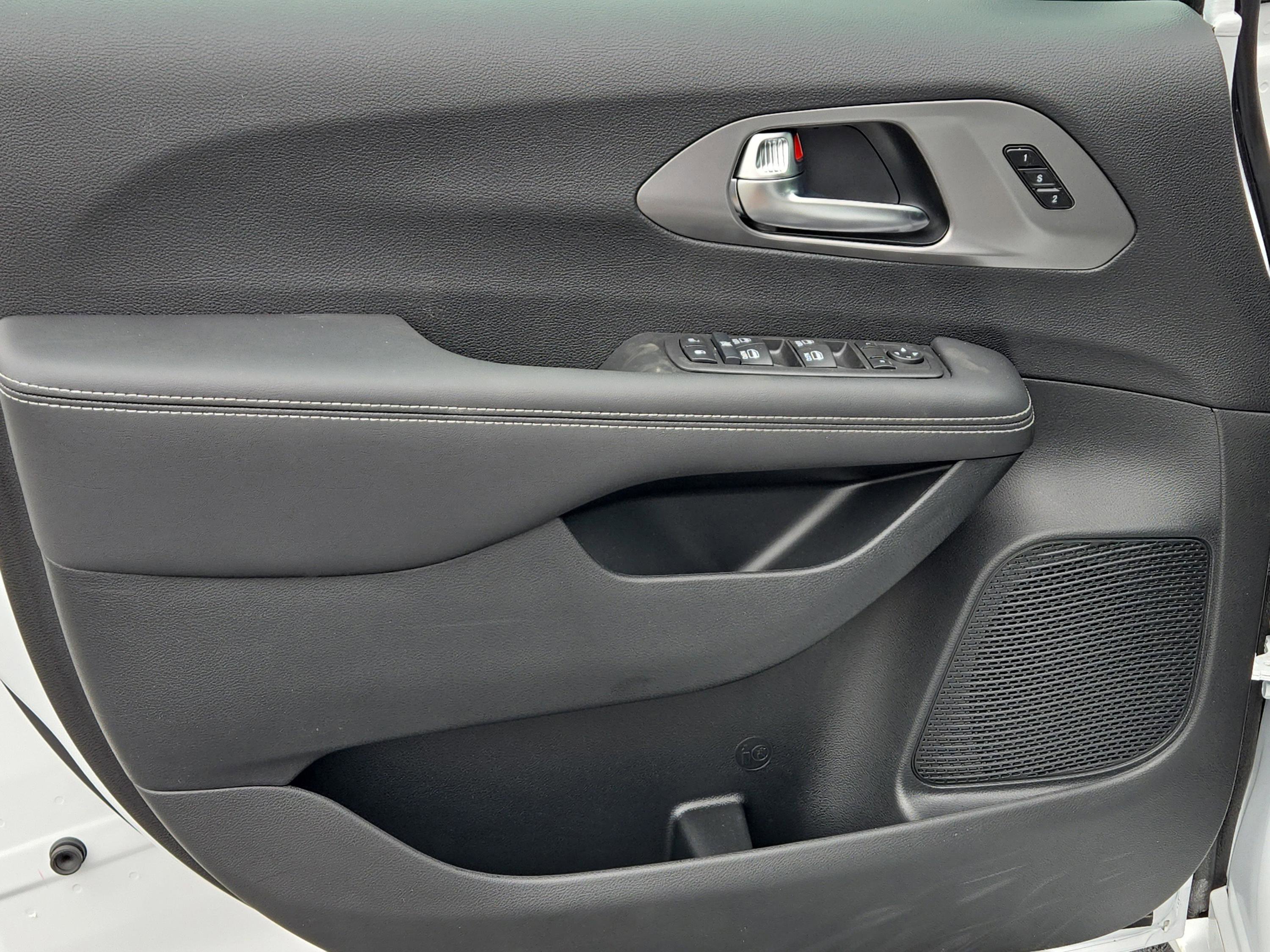 New 2026 Chrysler Pacifica Select image 13