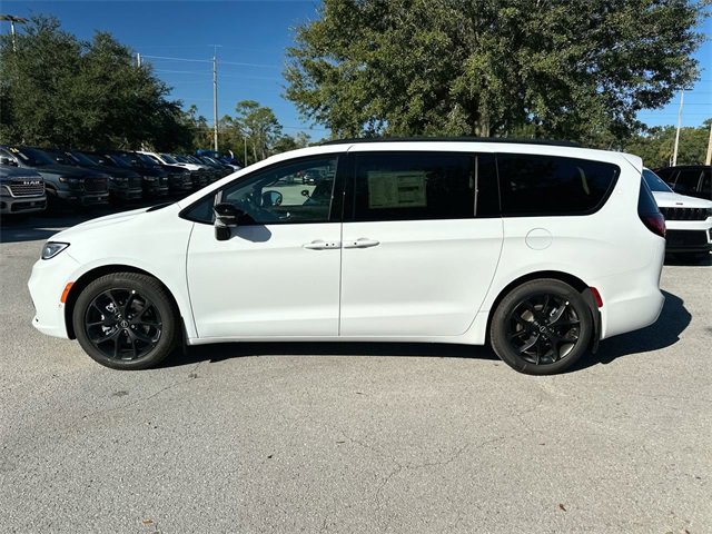 New 2026 Chrysler Pacifica Select w/ S Appearance Package image 6