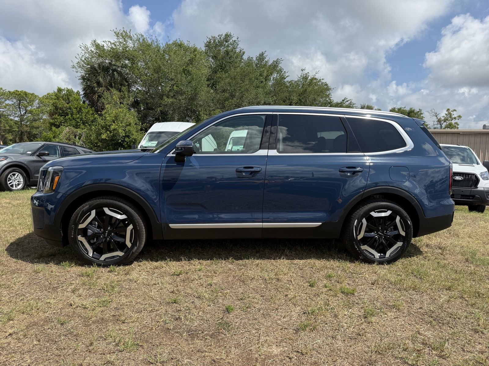 Used 2024 Kia Telluride EX w/ EX Captain's Chair Package AWD/4WD image 7
