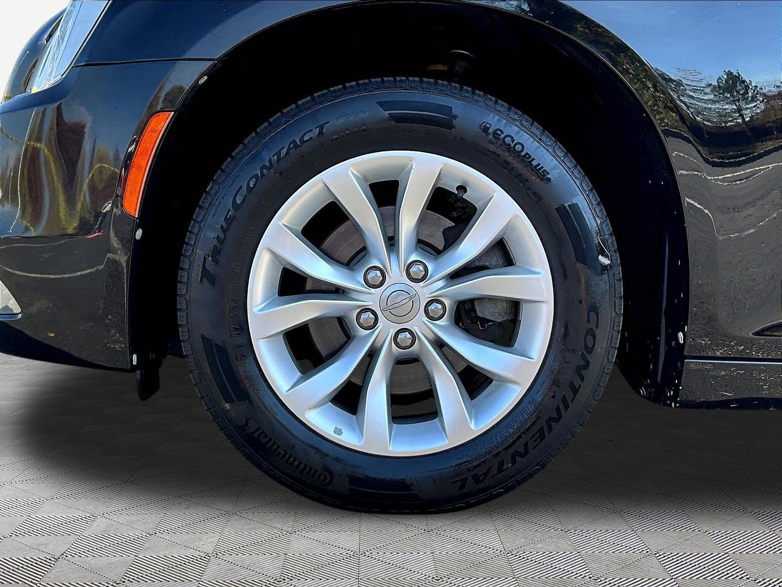 Used 2015 Chrysler 300 Limited w/ Driver Convenience Group RWD image 33
