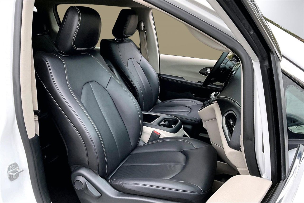 Certified 2024 Chrysler Pacifica Select image 23
