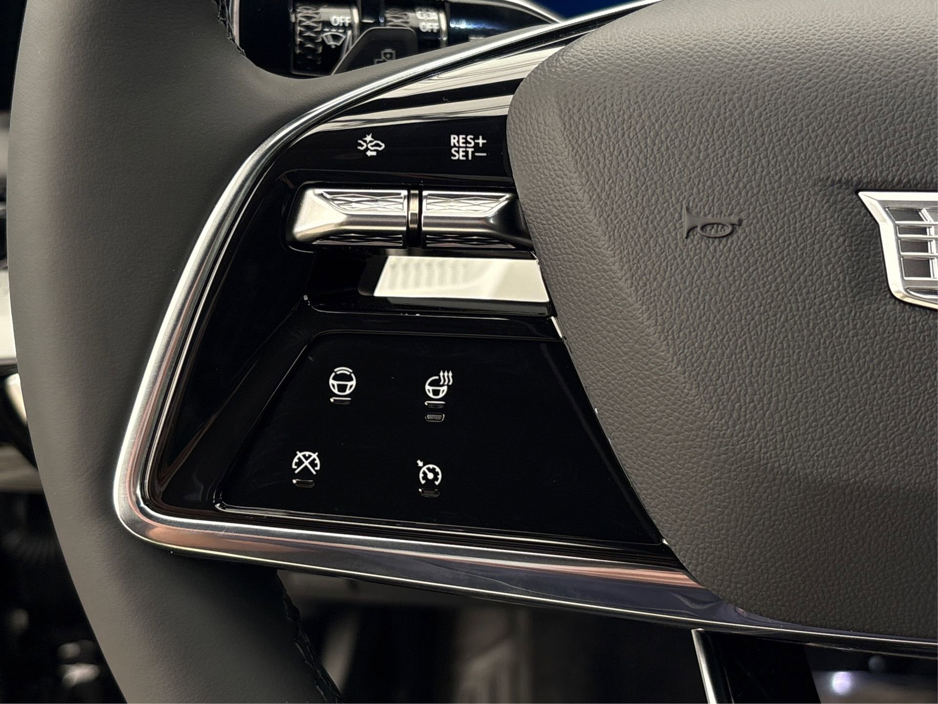 New 2025 Cadillac Optiq Luxury 1 image 28