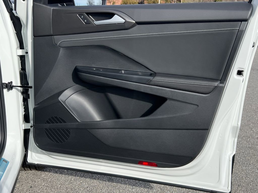 New 2026 Volkswagen Taos SE image 7