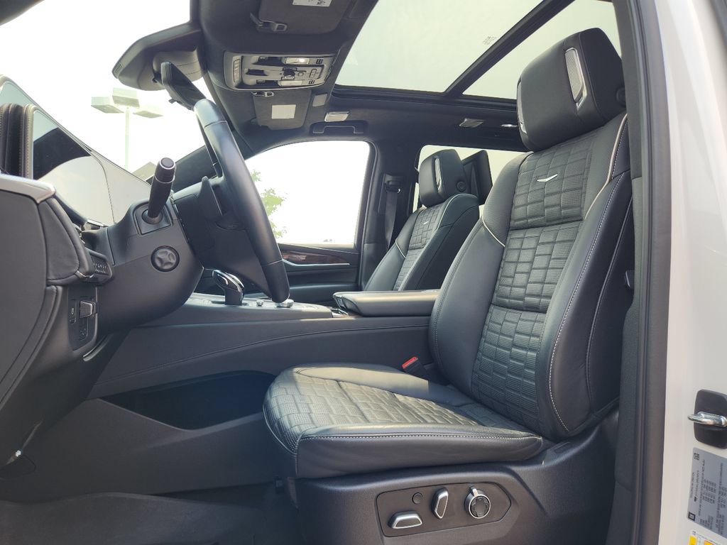 Used 2021 Cadillac Escalade Sport Platinum w/ LPO, ONYX Package AWD/4WD image 4