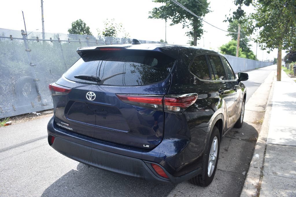 Used 2025 Toyota Highlander LE FWD image 6