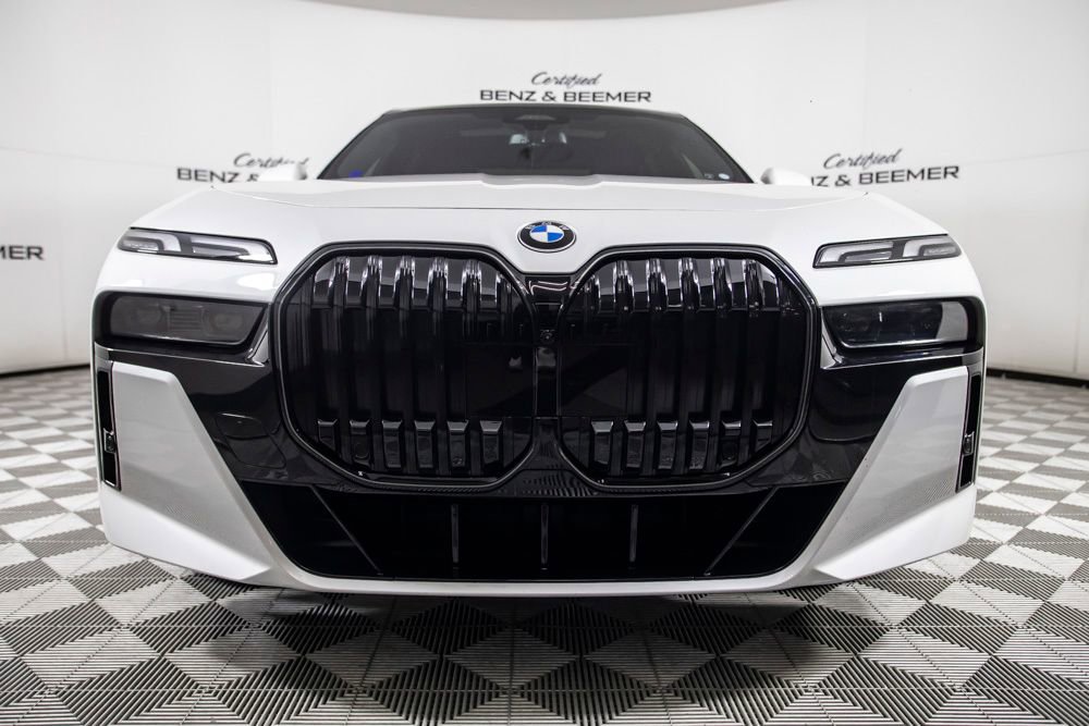 Used 2025 BMW 740i w/ Premium Package RWD image 7