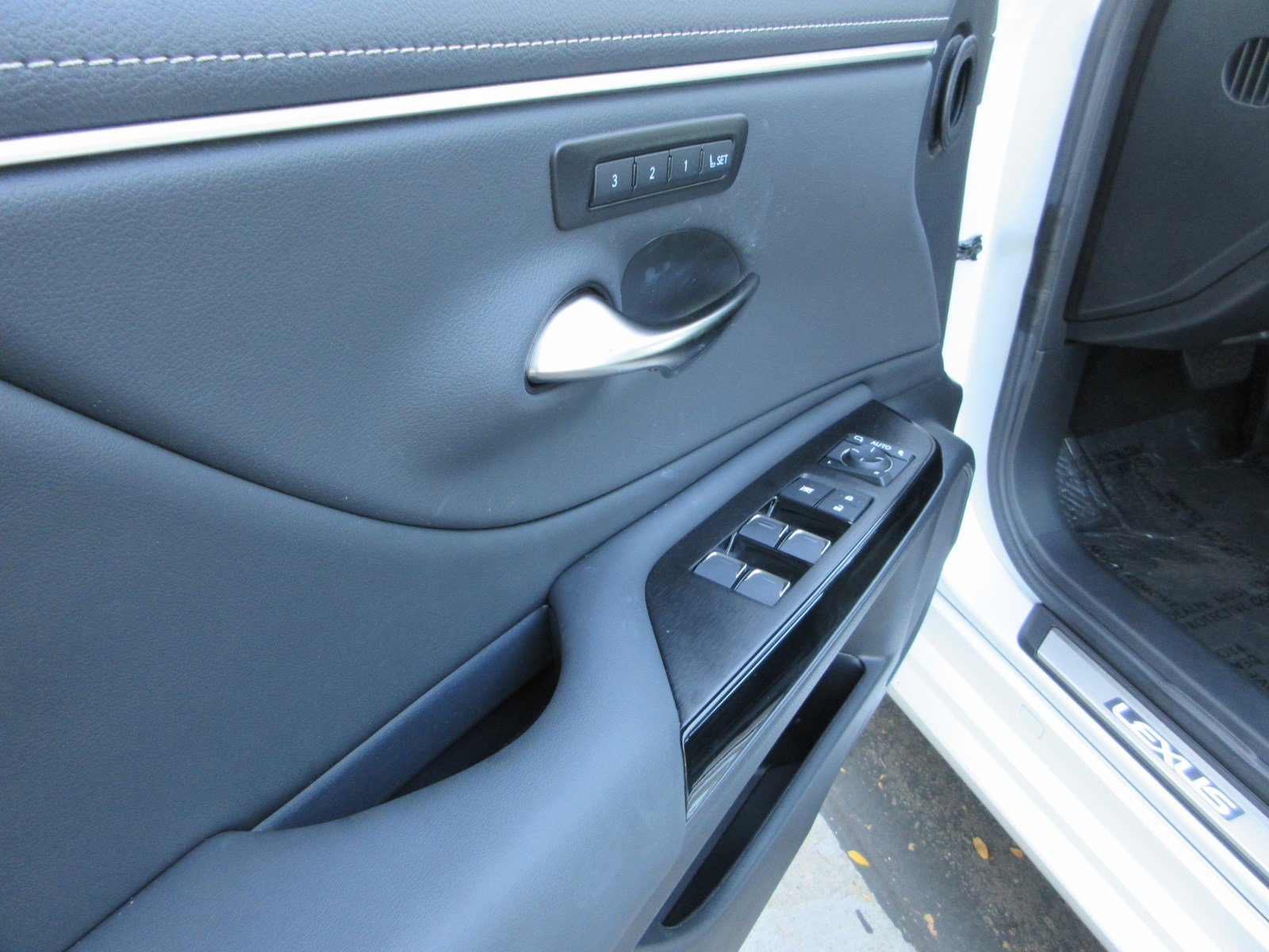 Used 2025 Lexus ES 350 w/ Premium Package FWD image 28