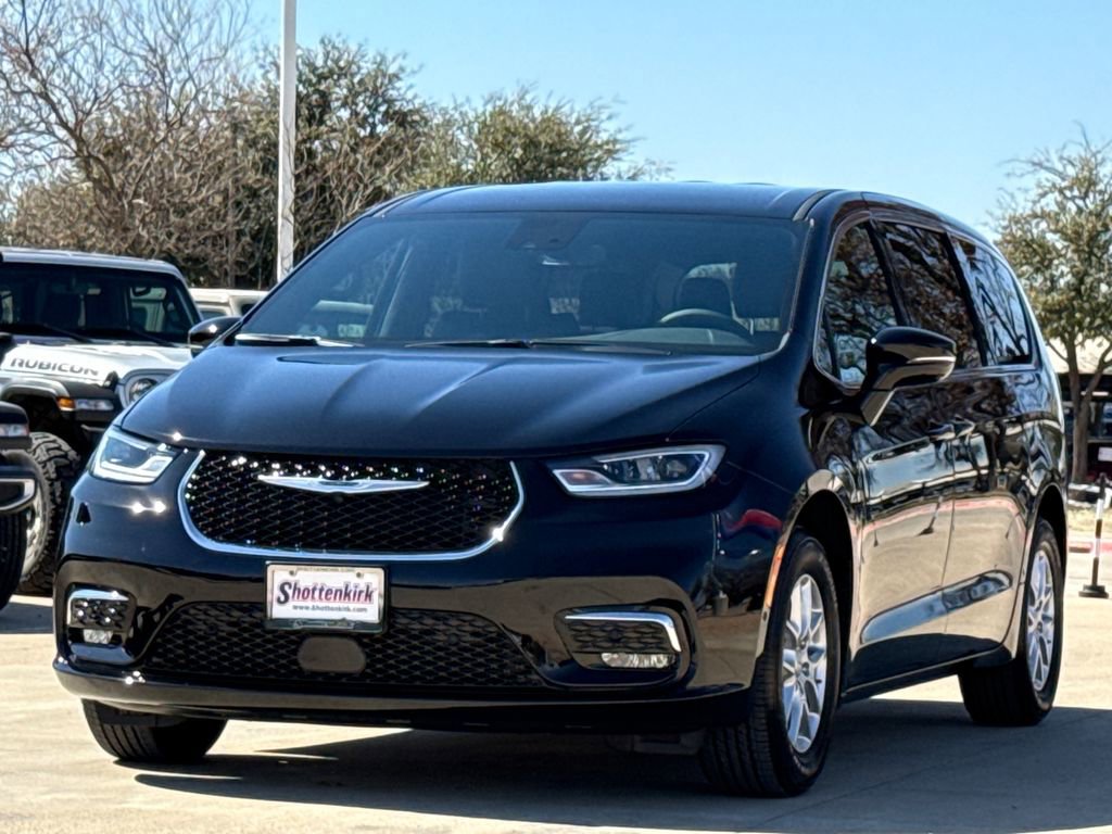 New 2026 Chrysler Pacifica Select FWD image 3