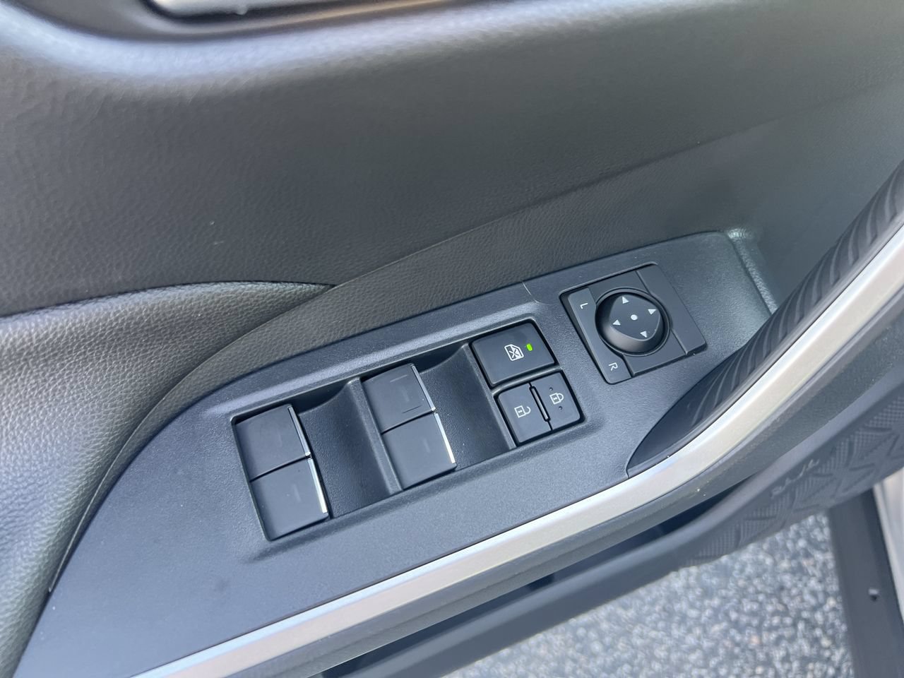Used 2025 Toyota RAV4 XLE AWD/4WD image 15
