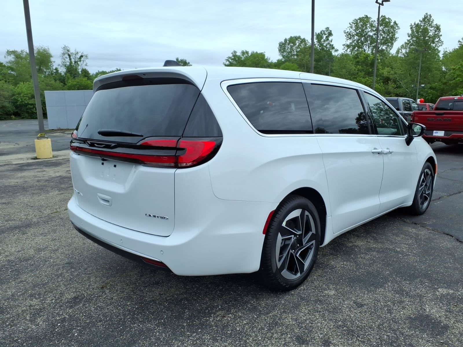 New 2027 Chrysler Pacifica Limited FWD image 7