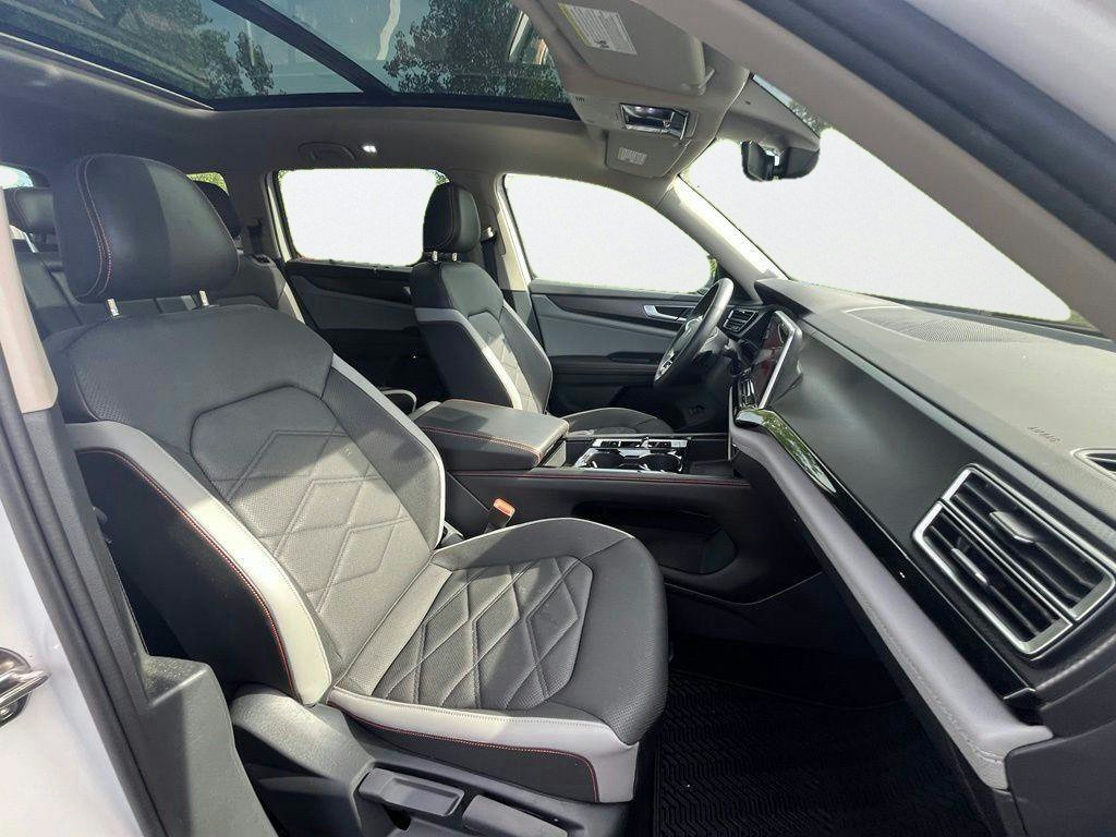 Certified 2024 Volkswagen Atlas Peak Edition SE AWD/4WD image 14