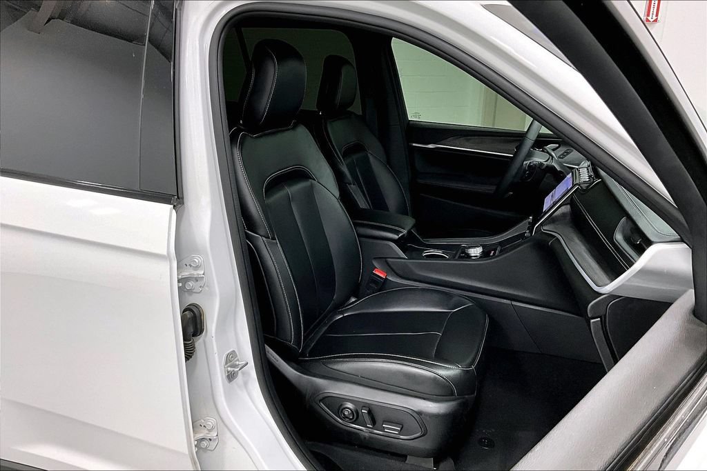 Used 2024 Jeep Grand Cherokee Limited RWD image 9