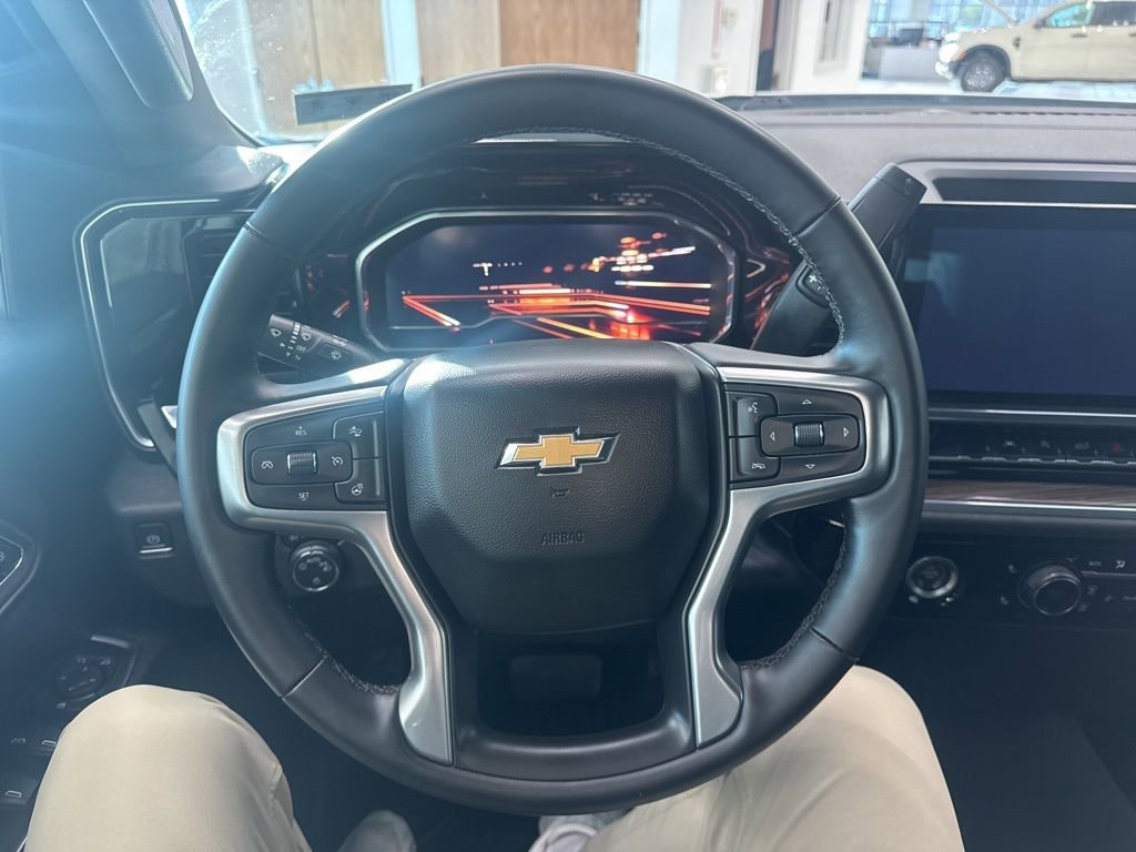 Used 2024 Chevrolet Silverado 1500 LT image 3