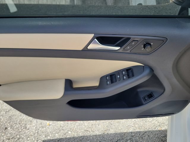 Used 2011 Volkswagen Jetta SE FWD image 15