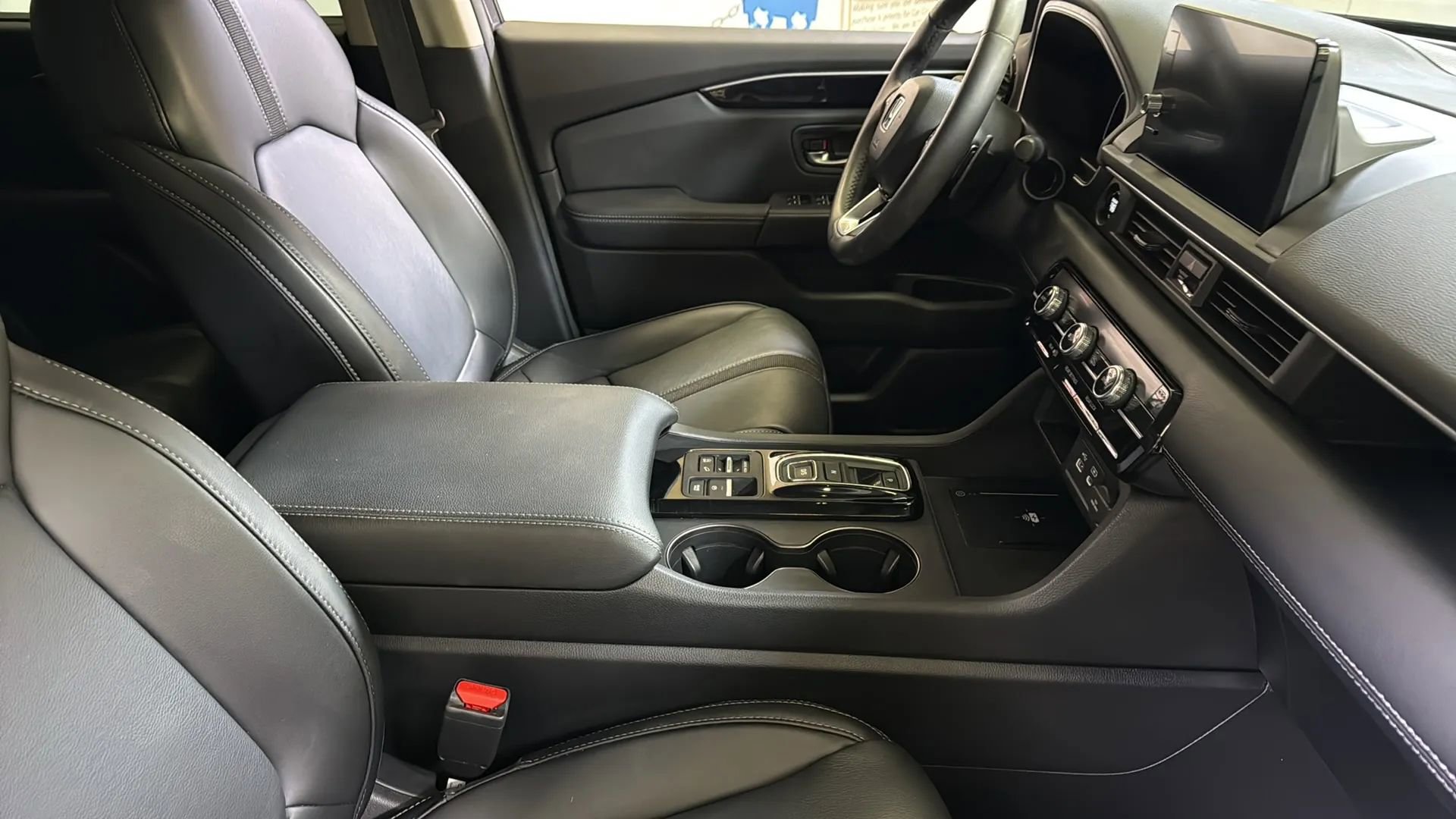 Used 2025 Honda Pilot EX image 15