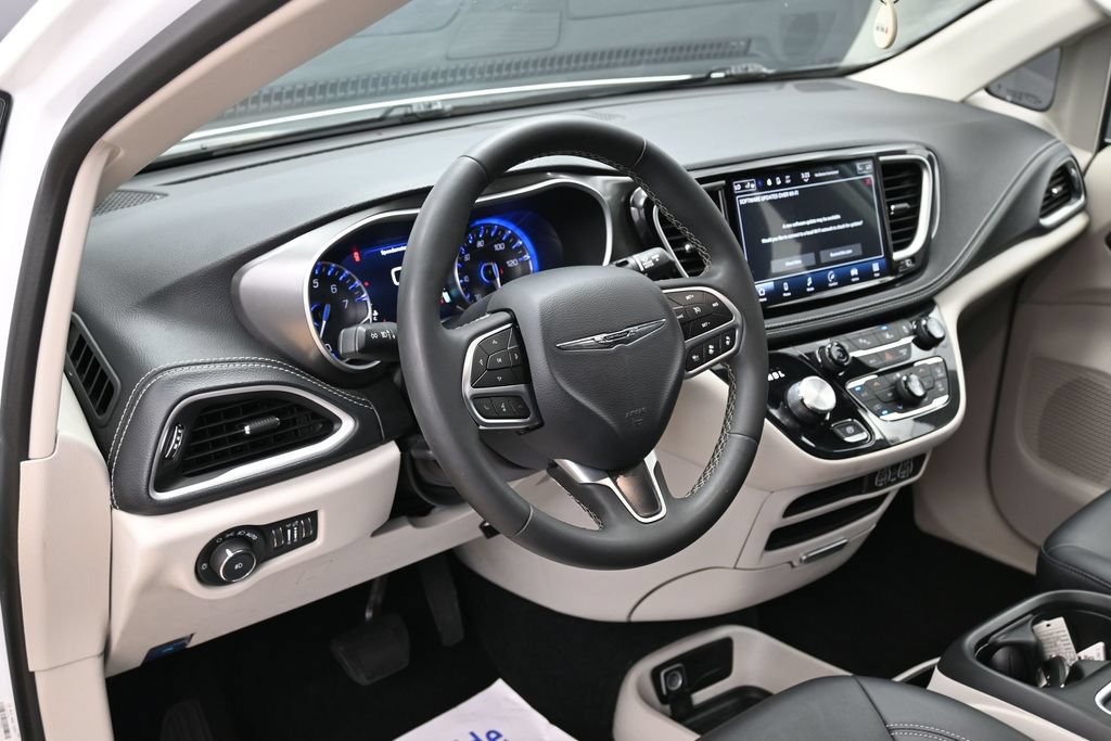 Used 2024 Chrysler Pacifica Touring-L FWD image 18