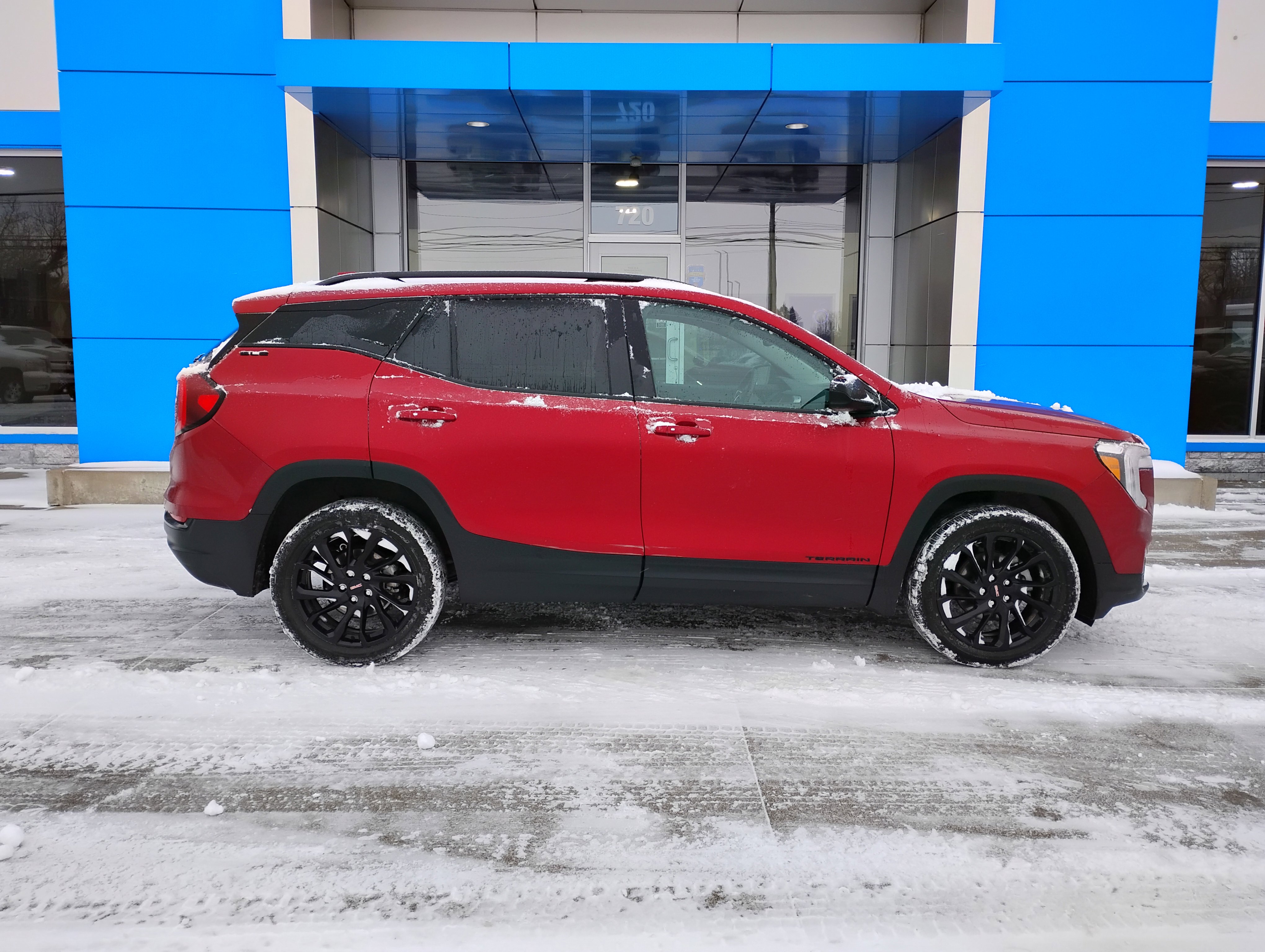 Used 2024 GMC Terrain SLE w/ Driver Convenience Package image 9