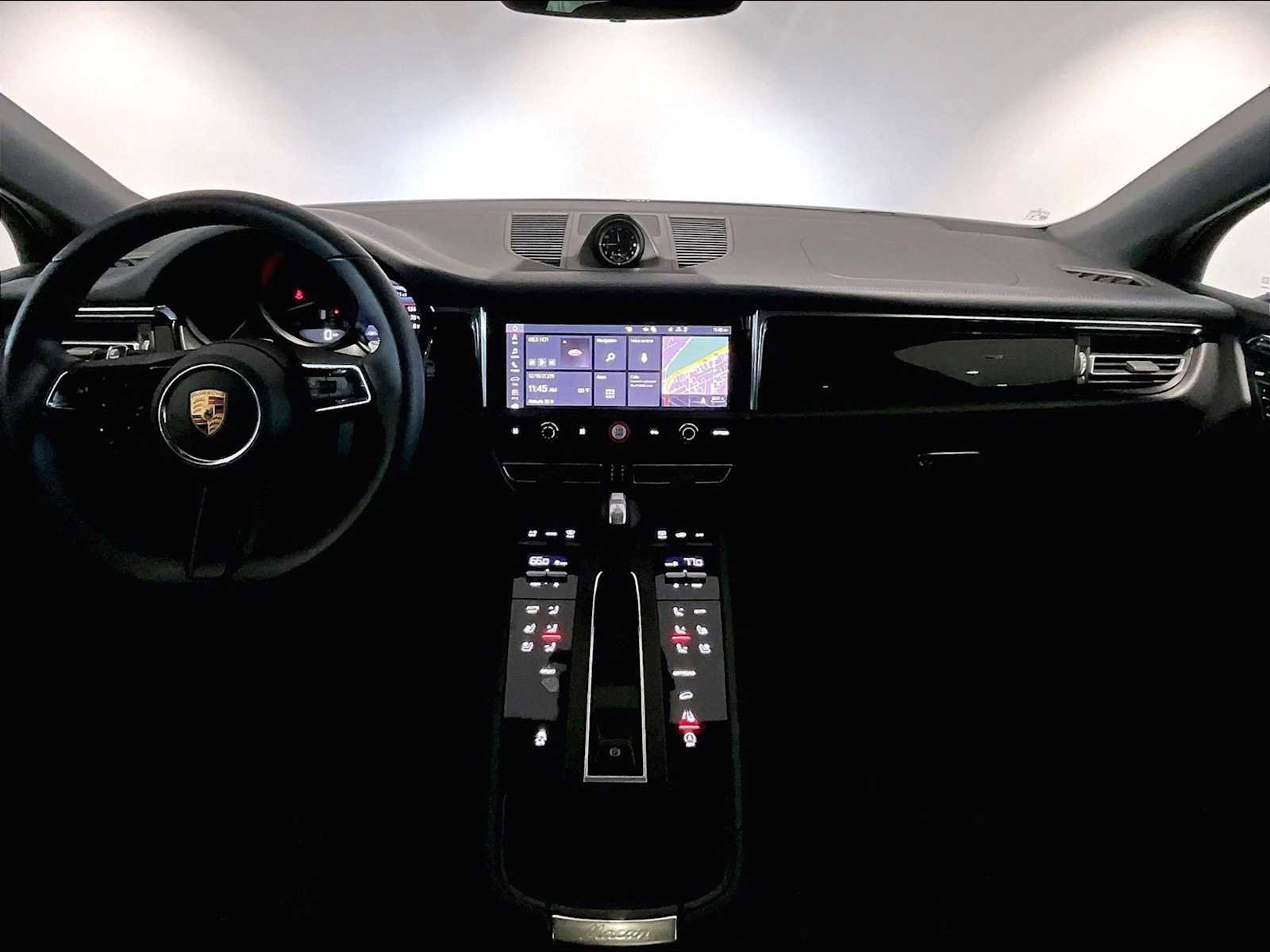 Used 2025 Porsche Macan image 17