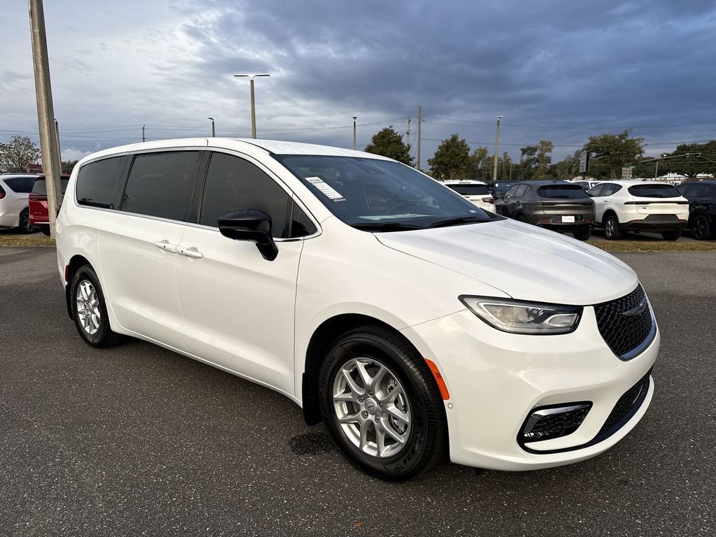 New 2026 Chrysler Pacifica Select